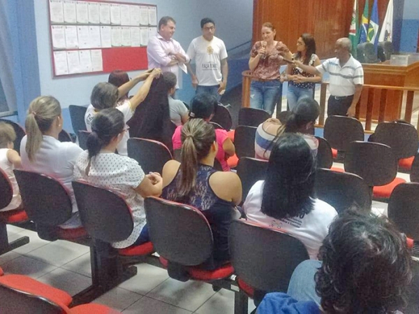 Servidores municipais buscam apoio dos vereadores contra decreto de diminui��o de sal�rios.