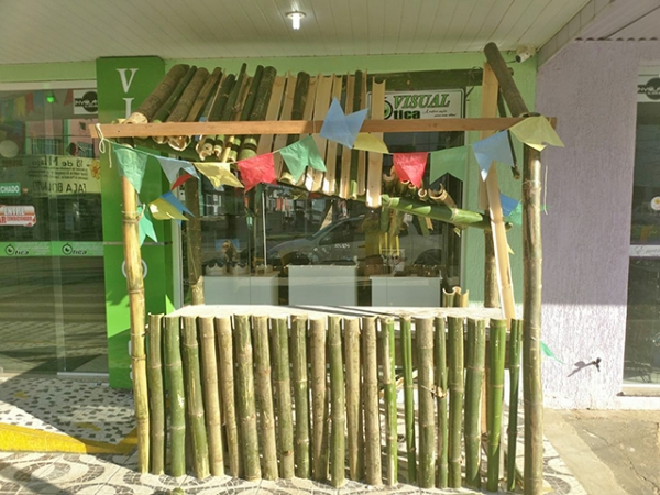V�ndalos destroem decora��o junina de loja em Juara.