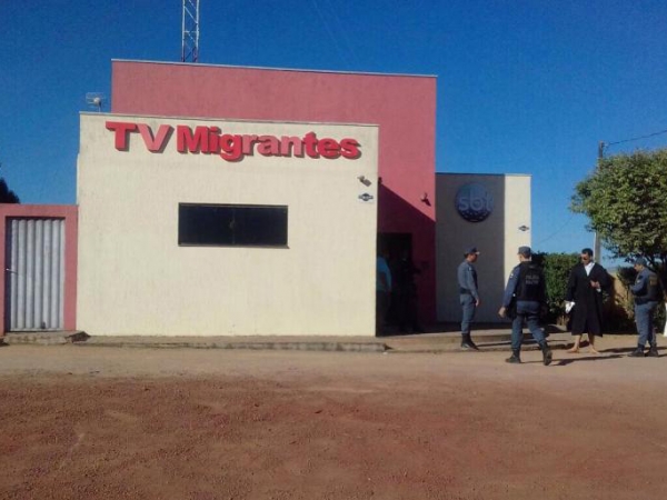 Promotor p�blico toma banho de cerveja, quebra porta de emissora de TV e troca socos com PM em Guarant� do Norte