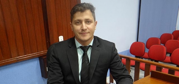 Vereador Fl�vio Val�rio cobra explica��es sobre pagamento do transporte escolar