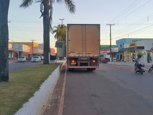Caminh�o estaciona contram�o na Avenida Rio Arinos para fazer entrega do outro lado.