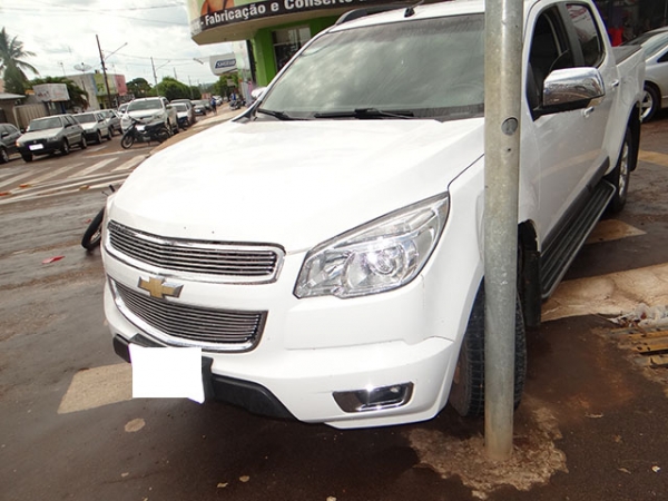 Vereador H�lio Cast�o pede recuo do poste do sem�foro da Avenida Rio Arinos.