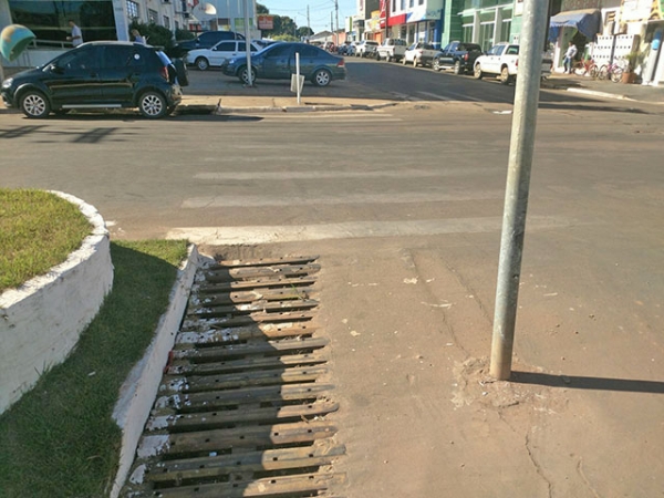 S� em Juara tem poste de sem�foro dentro da rua