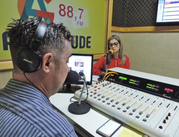 Luciane Bezerra participa de entrevista na R�dio Amplitude FM