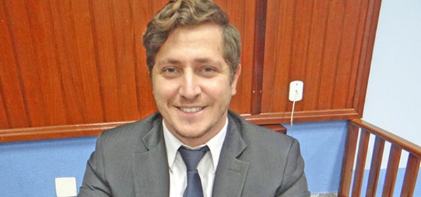 Vereador Flavinho cobra dedetiza��o na Escola Municipal do Machado.