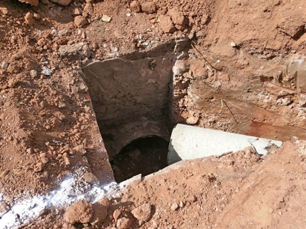 Fossa � despejada na galeria de �guas pluviais na regi�o da Pra�a dos Colonizadores