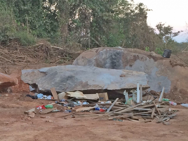 O velho h�bito de sempre, a prefeitura limpa e o povo suja