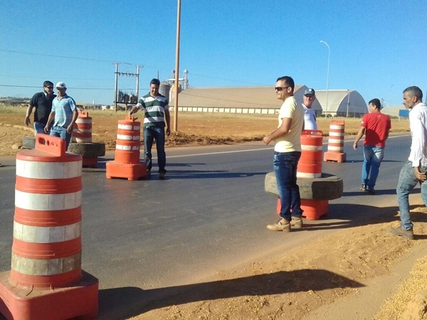 Manifestantes fecham Br 163 na regi�o de Sorriso
