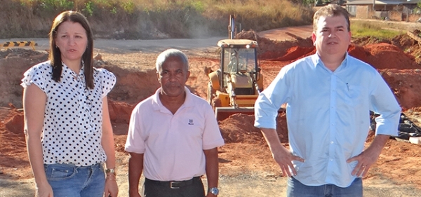 Vereadores visitam obras de pavimenta��o e bueiro da Rua Boa Vista