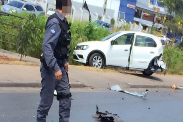 Durante fuga, bandidos batem Hilux roubada em Gol zero km