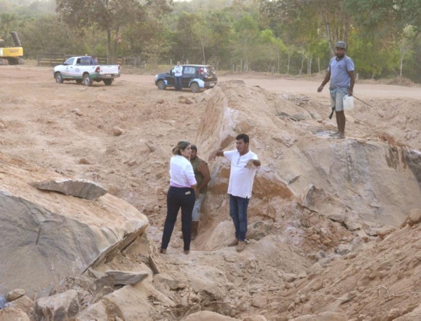 Prefeita Luciane Bezerra vistoria as obras na sa�da para �guas Claras