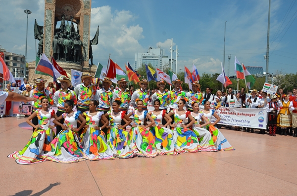 Grupo Flor Ribeirinha se consagrou campe�o do mundo em cultura popular na Turquia