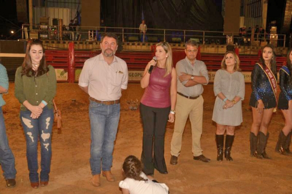 Prefeita participa do primeiro dia de festa da 25� Expovale