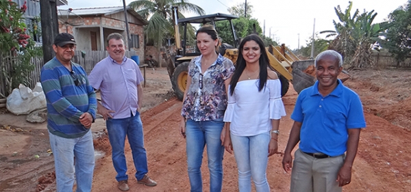 Vereadores verificam obras de cascalhamento/patrolamento no Bairro Alvorada.