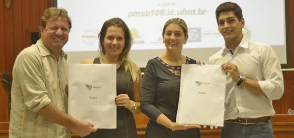 Luciane Bezerra recebe o Plano Municipal de Saneamento B�sico durante Audi�ncia P�blica realizada nesta ter�a (15)