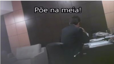 Em v�deo, 2 deputados se espantam e tentam levar dinheiro na meia em MT