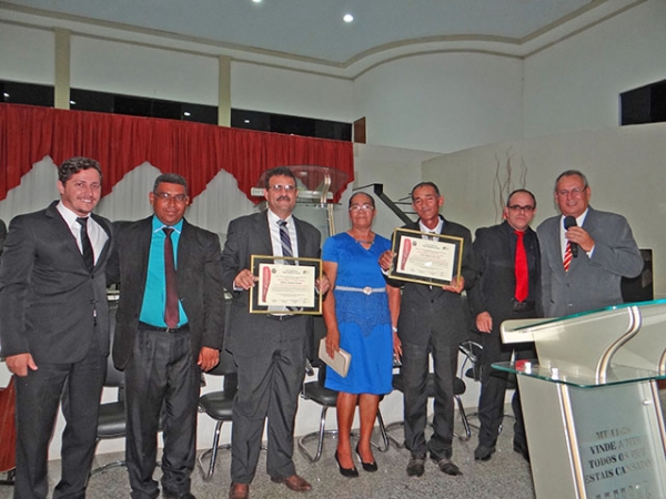 C�mara homenageia com Mo��o de Aplauso, pastores da Assembleia de Deus.