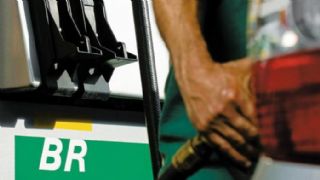 Petrobras faz novo reajuste e gasolina j� sobe mais de 10% em setembro