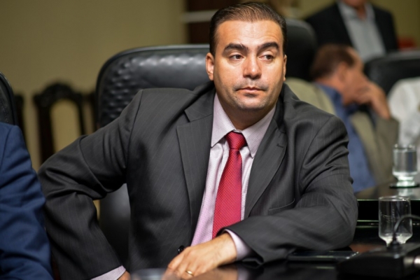 Pelo WhatsApp, deputado revela temor de ter sido gravado