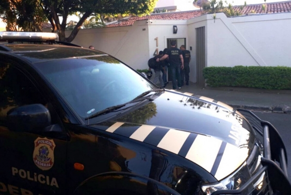 PF apreende computadores, celular e documentos de Emanuel