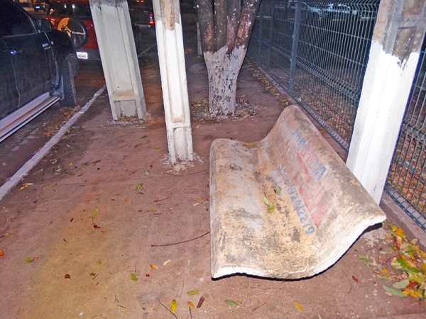 Em Ju�na uma cal�ada que mais parece um parque