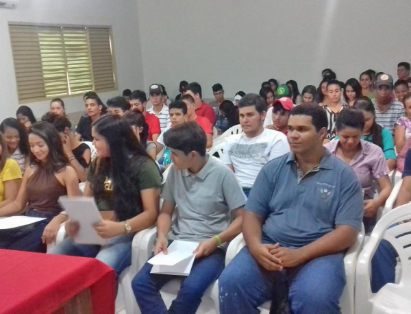 110 candidatos concorrem as 35 vagas oferecidas � jovens aprendizes pelo frigor�fico JBS 