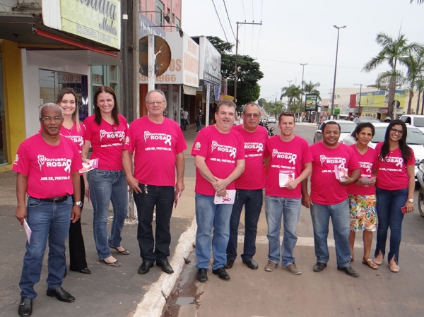 Vereadores e servidores da C�mara de Juara distribuem panfletos sobre o c�ncer de mama. 