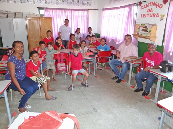 Vereadores H�lio Cast�o e salvador Pizzolio visitam Escola Maria Requena.