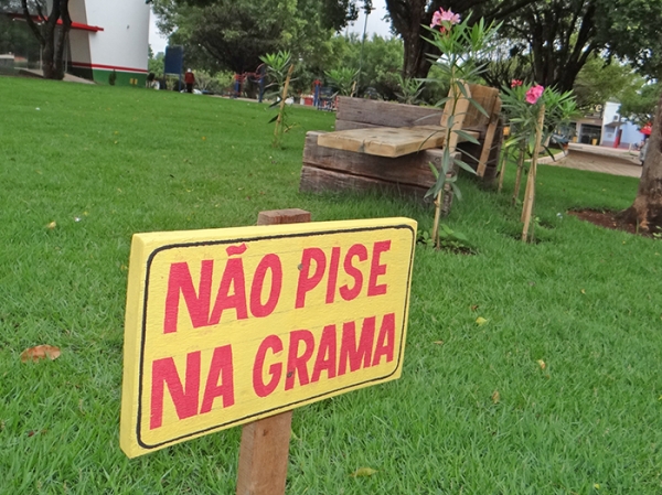 Pode pisar na grama e sentar no banco ou n�o pode sentar no banco nem pisar na grama?