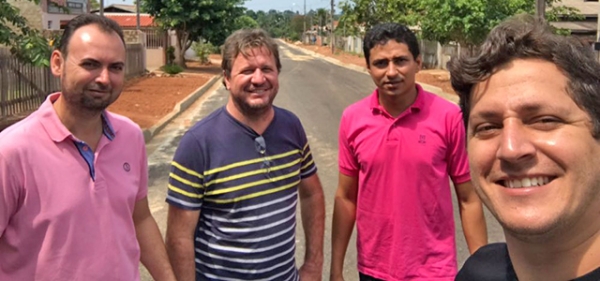Vereadores visitam obras de asfalto nas ruas do Jardim Santa Clara.
