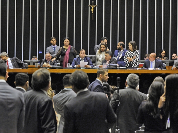 C�mara aprova texto-base que acaba com progress�o penal para assassinos de policiai