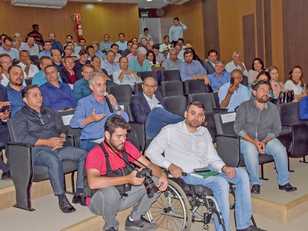 Prefeitos decidem n�o pedir afastamento do governador      