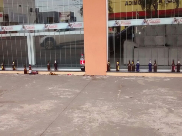 Assim jovens deixam o centro de Juara apo�s um feriado. 