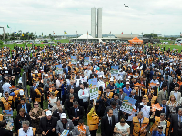 Prefeitos e lideran�as protestam nos gramados do Congresso Nacional