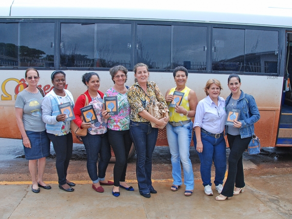 C�mara homenageia professoras da Escola Luiza Bezerra e UFMT com Mo��o de Aplauso por lan�amento de livro.