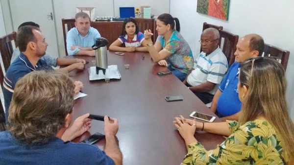 Prefeita e vereadores se re�nem para debater constru��o de edif�cio do Pr� Escola.