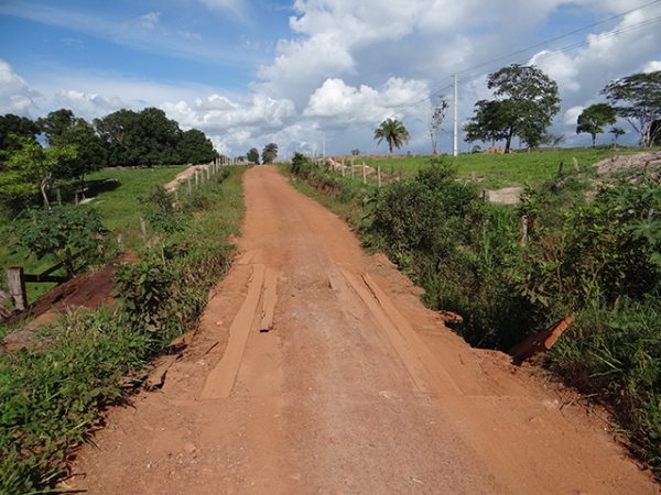 Vereador H�lio Cast�o visita ponte danificada na estrada da comunidade �gua do Abelha.