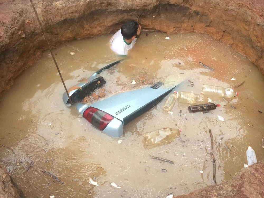 Caminhonete � 'engolida' por cratera de 7 metros em estrada em C�ceres (MT);