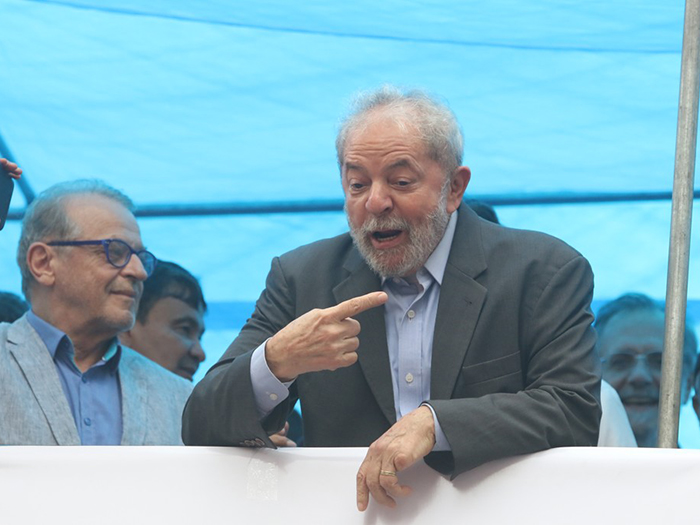 Lula discursa em ato p�blico em Porto Alegre.