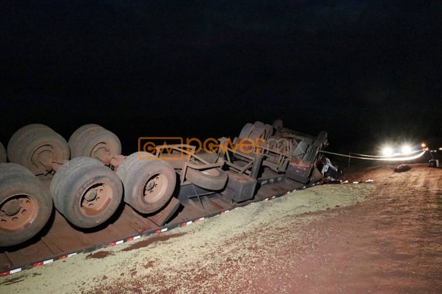 Caminh�o com soja capota e motorista morre preso �s ferragens