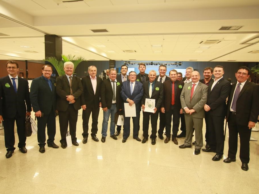 Mais de 80 prefeitos mato-grossenses assinam termo de ades�o com o governo federal