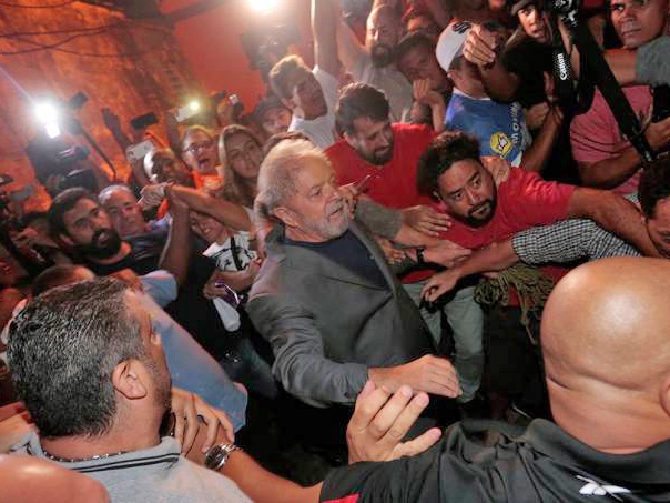 Lula � preso: ex-presidente se entrega � Pol�cia Federal 