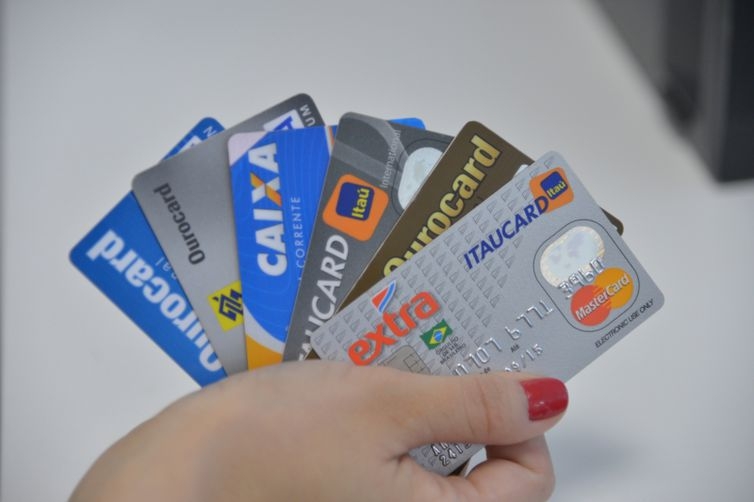 CMN padroniza juros para rotativo do cart�o de cr�dito
