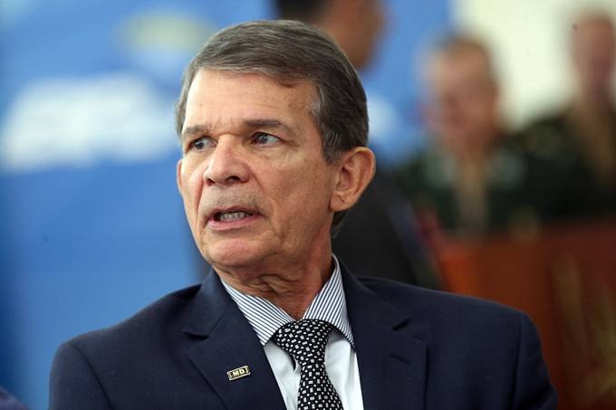 Ministro da Defesa diz que documento da CIA � assunto para historiador
