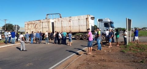 Caminhoneiros bloqueiam BR-163 em protesto contra aumentos nos combust�veis