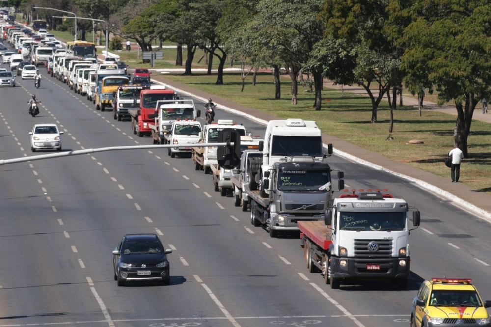 Caminhoneiros fecham estradas e fazem protestos na maior parte do pa�s