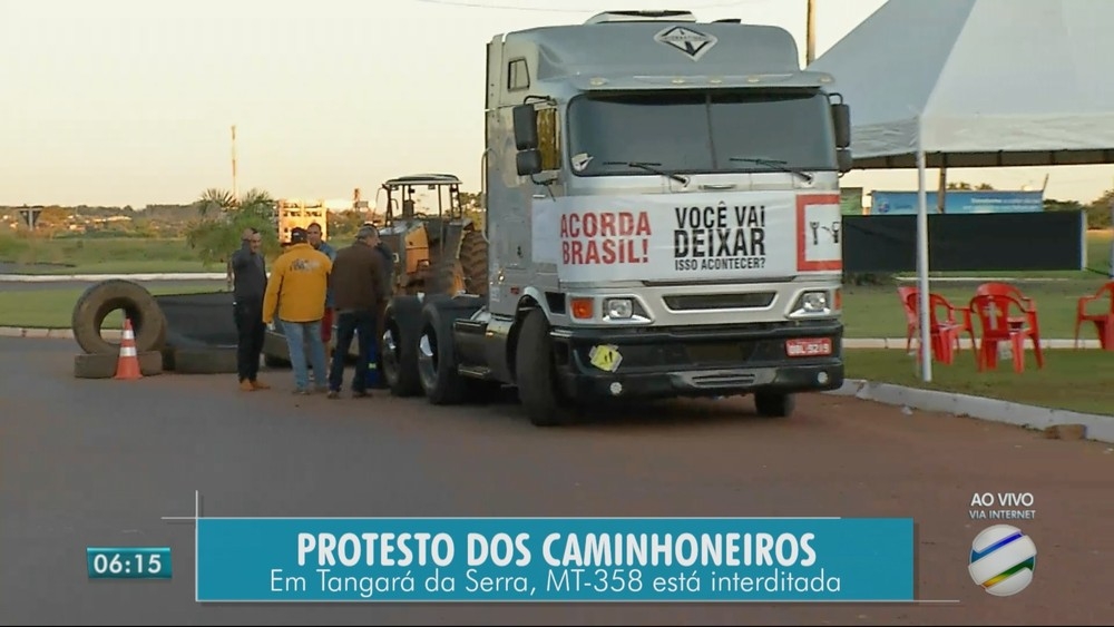 Caminhoneiros protestam em 8 trechos de rodovias em MT contra aumento de combust�vel.