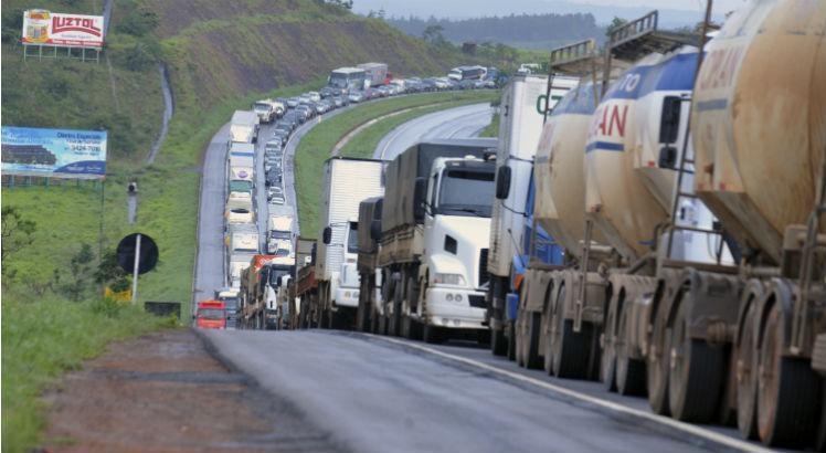 Caminhoneiros pedem isen��o total de tributos para encerrar greve