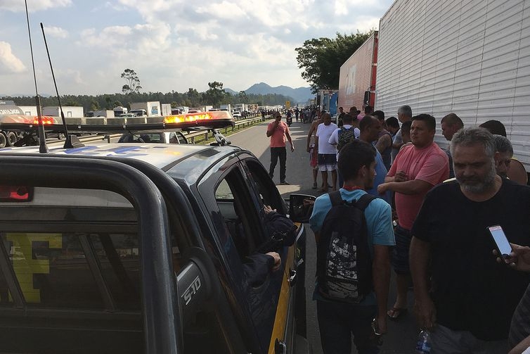 Mesmo com acordo, caminhoneiros mant�m protestos nas rodovias federais