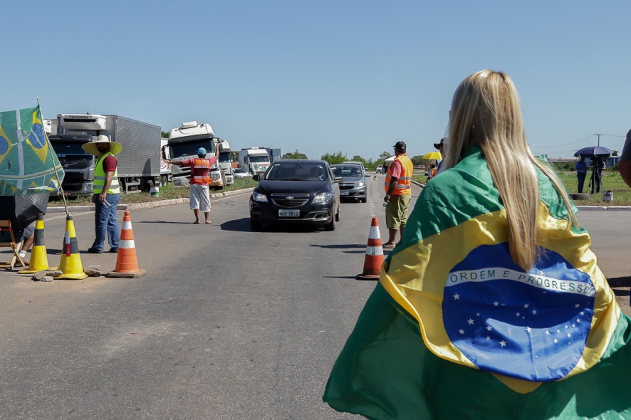 Caminhoneiros ignoram acordo e mant�m 26 bloqueios em MT